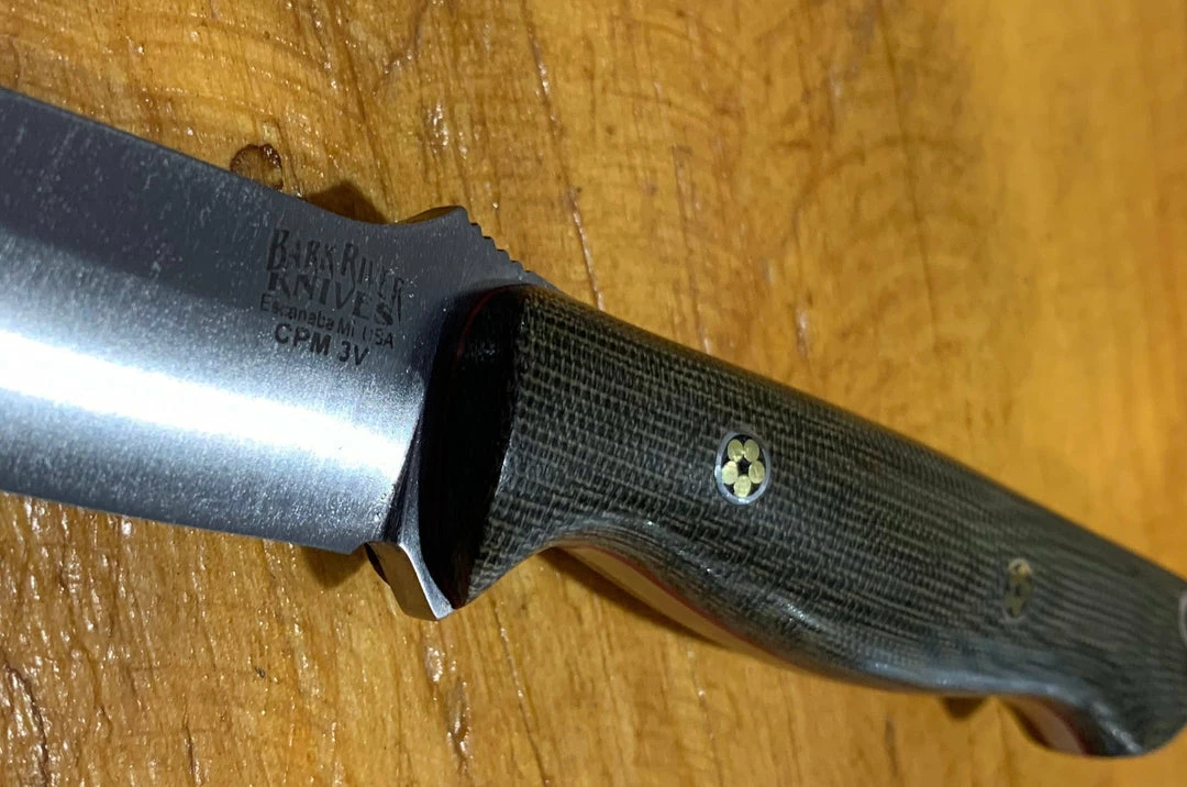 BARK RIVER KNIVES Bark River Gunny CPM 3V Knife W/ Green Canvas Micarta - Red Liners - Mosaic Pins 7 BARK RIVER KNIVES Bark River Gunny CPM 3V Knife W/ Green Canvas Micarta - Red Liners - Mosaic Pins