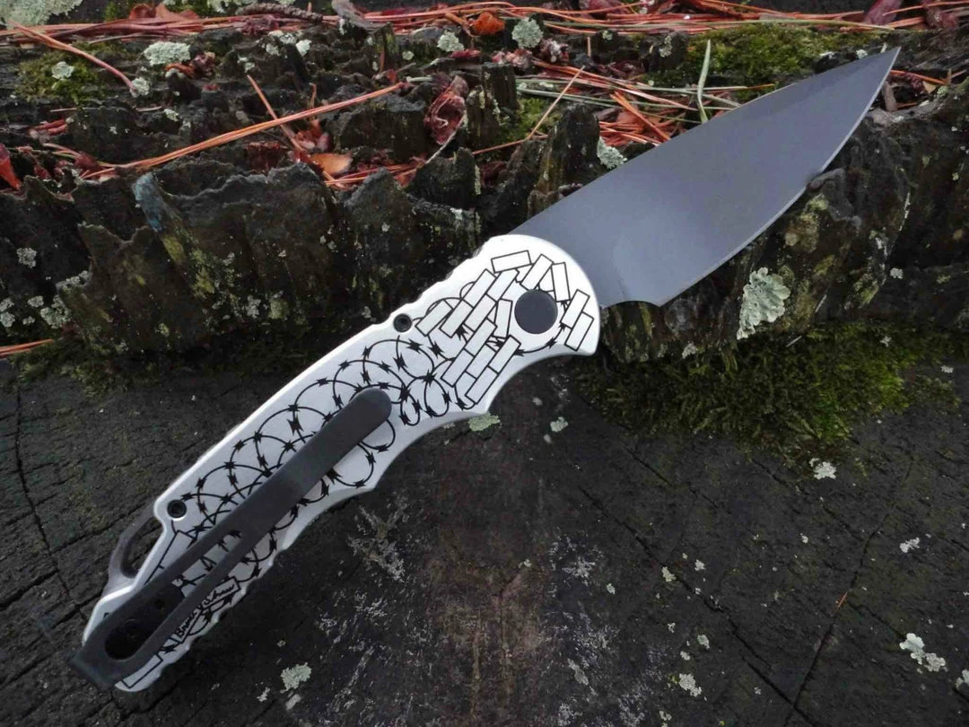 PROTECH KNIVES All Knife Brands ProTech TR-5.62 Shaw Skull & Barbed Wire DLC (USA) 6 PROTECH KNIVES All Knife Brands ProTech TR-5.62 Shaw Skull & Barbed Wire DLC (USA)